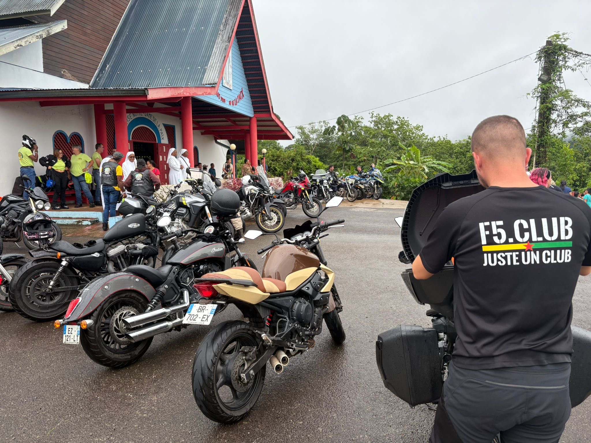 Moto sportive de nuit sous les néons de Guyane